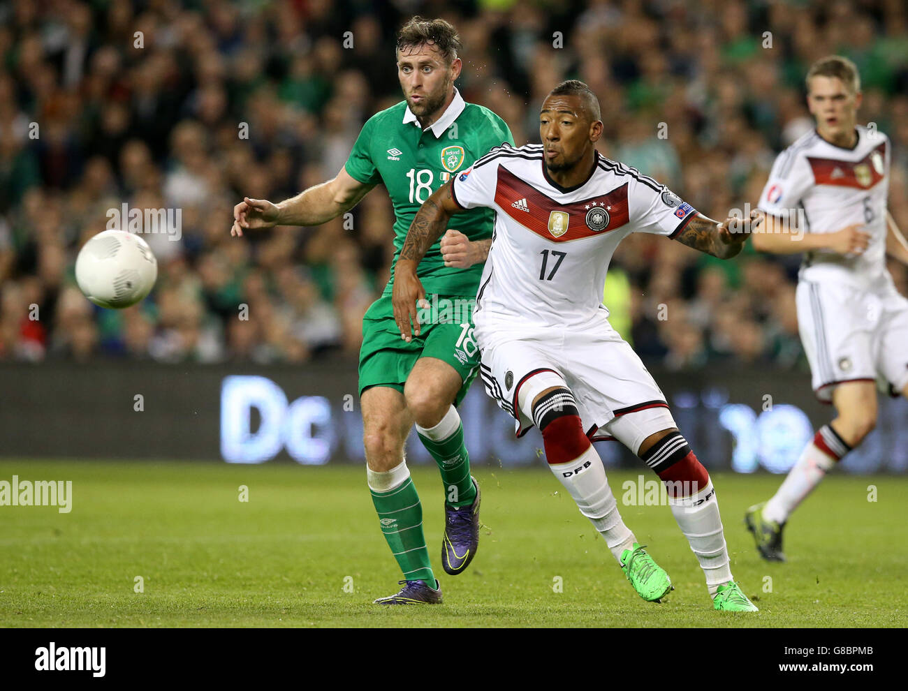 Der deutsche Jerome Boateng und der irische Daryl Murphy (links) kämpfen während des UEFA-Europameisterschafts-Qualifikationsspiel im Aviva Stadium, Dublin, um den Ball. Stockfoto