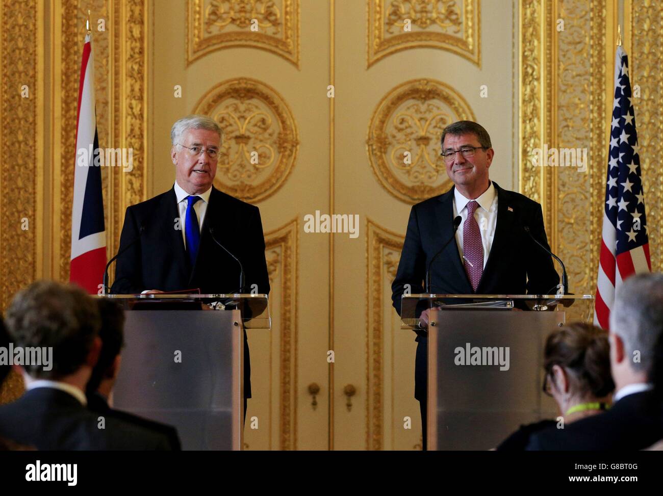 Der britische Verteidigungsminister Michael Fallon (links) nimmt an einer Pressekonferenz im Lancaster House, London, zusammen mit seinem amerikanischen Amtskollegen, dem US-Verteidigungsminister Ashton Carter Teil. Die Regierung engagiert sich weiterhin für den Aufbau parlamentarischer Unterstützung für Luftangriffe der RAF gegen den Islamischen Staat (IS) in Syrien trotz Russlands Intervention in den Konflikt, sagte Fallon. Stockfoto
