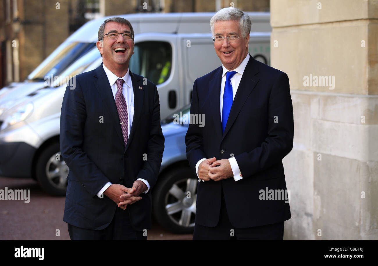 Der britische Verteidigungsminister Michael Fallon (rechts) begrüßt seinen amerikanischen Amtskollegen, den US-Verteidigungsminister Ashton Carter, bevor er an einer Pressekonferenz im Lancaster House, London, teilnimmt. Die Regierung engagiert sich weiterhin für den Aufbau parlamentarischer Unterstützung für Luftangriffe der RAF gegen den Islamischen Staat (IS) in Syrien trotz Russlands Intervention in den Konflikt, sagte Fallon. Stockfoto