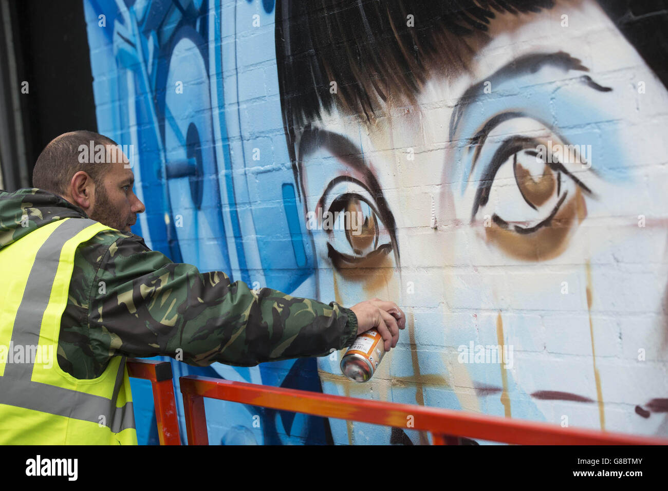 Ein sechsstöckiges hohes Stück Street Art mit den in Birmingham geborenen Koryphäen &ETH; Der Dichter Benjamin Zephaniah, der Musiker Mike Skinner, Rap-Künstler Lady Leshurr und die Schauspielerin Felicity Jones werden vor der Custard Factory in Birmingham von Chu gemalt, um das größte Street-Art-Projekt Großbritanniens zu starten, das von 'Get it Right from a Genuine Site' in Auftrag gegeben wurde. Stockfoto