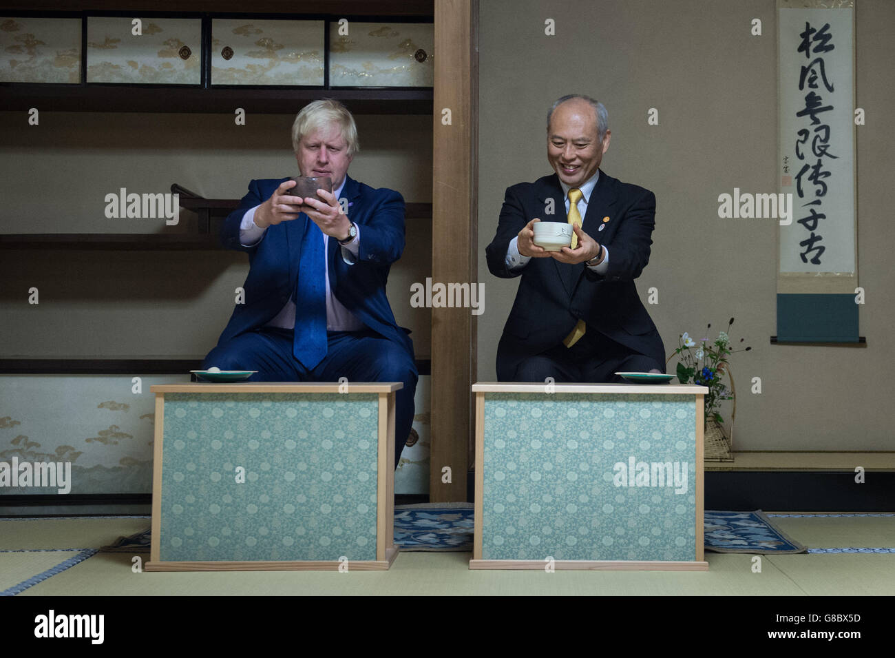 Der Bürgermeister von London Boris Johnson nimmt an einer traditionellen japanischen Teezeremonie mit seinem Amtskollegen in Tokio Teil, Gouverneur Yoichi Masuzoe, wo er lernte, wie man Tee zubereitet. Stockfoto