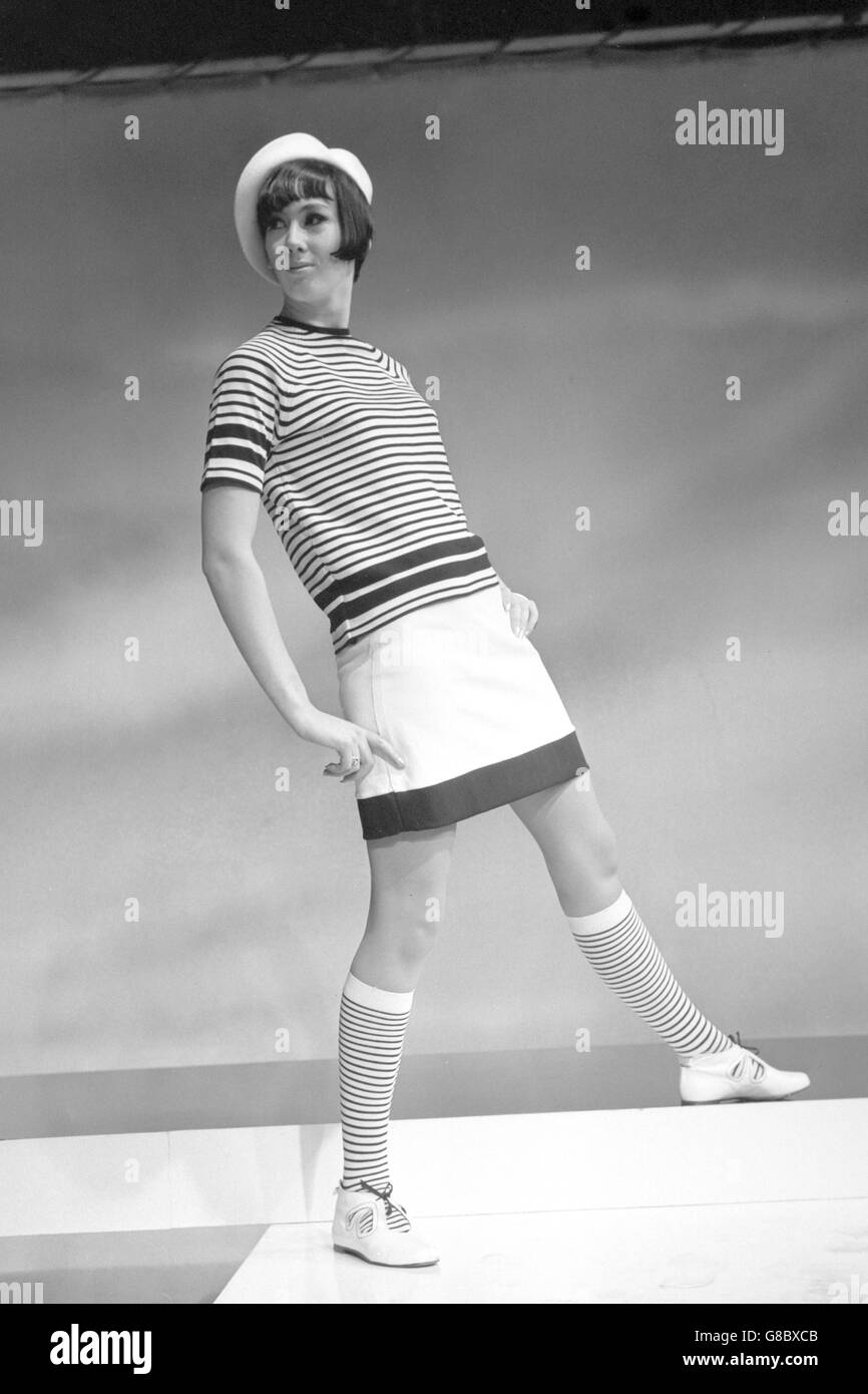 Christine Maxie modelliert den 'Ladygaye', einen schwarz-weiß gestreiften Pullover aus RömerNylon, der mit einem Rock weit über den Knien getragen wird. Die Modenschau, die von ICI Fibers Ltd in den World Wide Film Studios veranstaltet wird, startete die Kampagne „Breakaway Girl“ aus dem Hause „Breans-Nylon“. Stockfoto