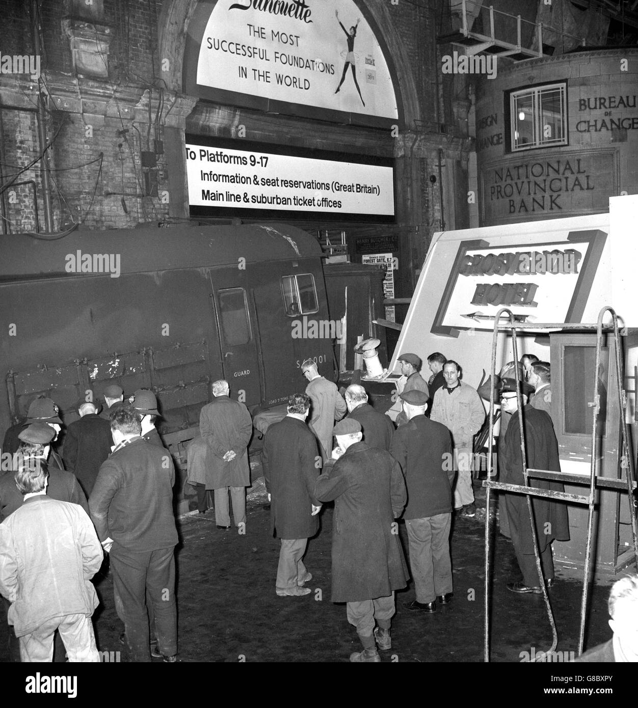 Die Szene auf dem Bahnsteig 8 am Bahnhof Victoria, London, nachdem der vordere Bus eines leeren Elektrozuges die Puffer überfahren hatte, die Continental-Abfahrts-Anzeigelampe niedergeschlagen und den Kiosk eines Floristen beschädigt hatte. Der Absturz ereignete sich kurz nach 8 Uhr, bevor der Kiosk geöffnet werden sollte. Stockfoto