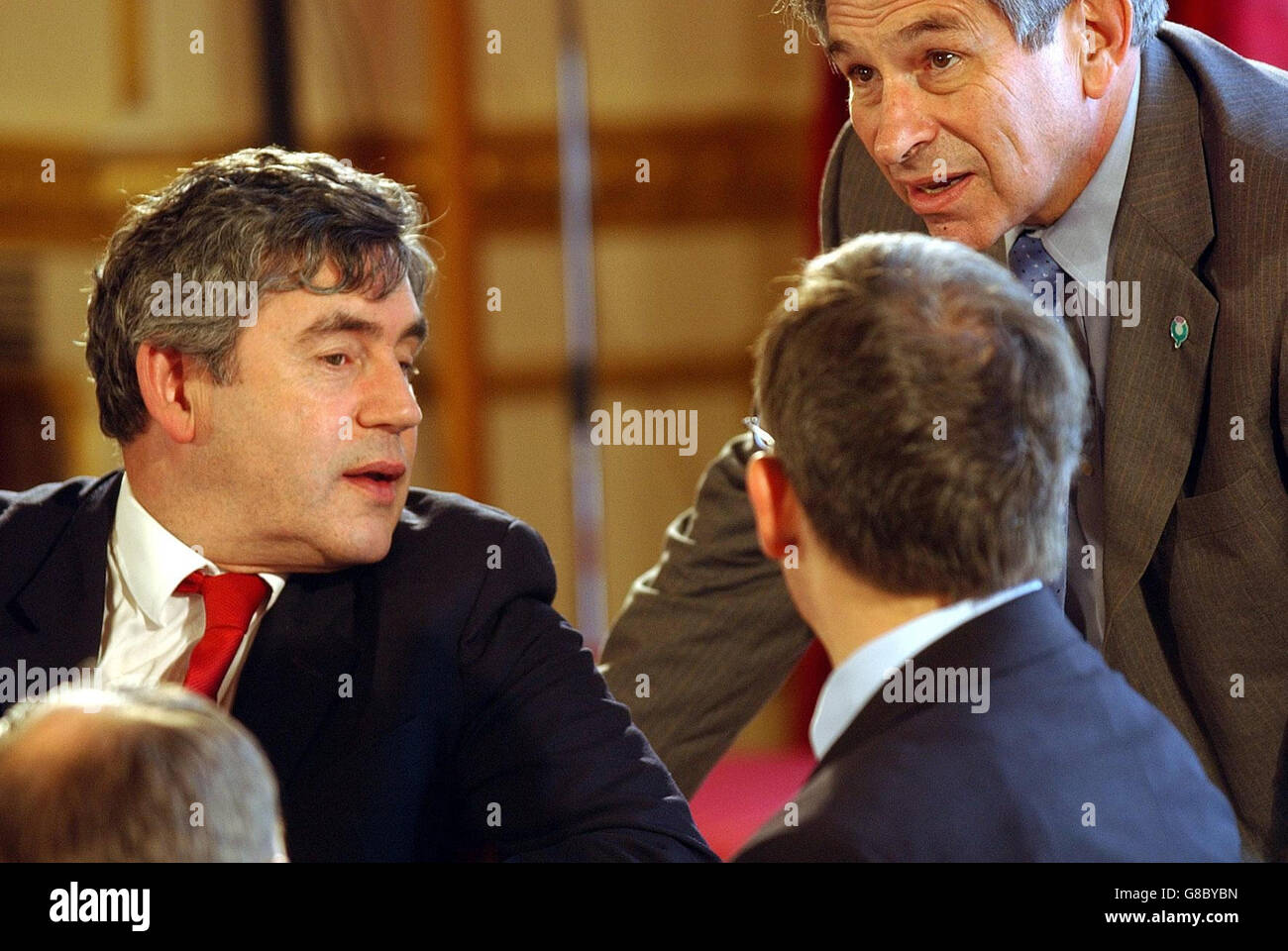 Schatzkanzler Gordon Brown (links) spricht mit dem Präsidenten der Weltbank, Paul Wolfowitz. Stockfoto