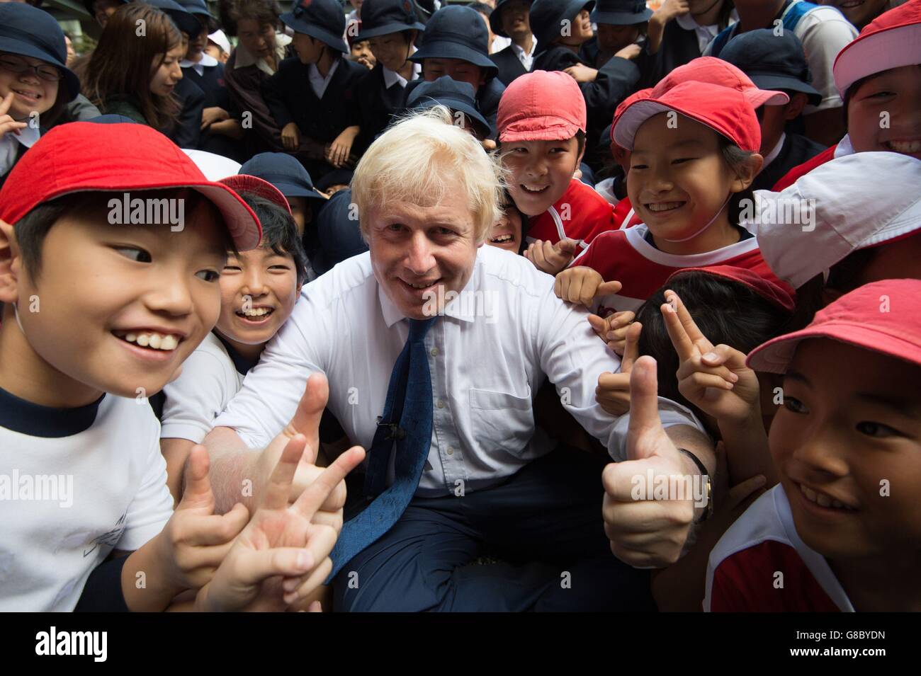 Der Bürgermeister von London, Boris Johnson, nimmt an einem Street Rugby Turnier in einer Straße in Tokio mit Schulkindern und Erwachsenen aus Nihonbashi, Yaesu & Kyobashi Community Associations Teil, um Japan als Austragungsort der Rugby Weltmeisterschaft 2019 zu markieren, wo Johnson am letzten Tag seines viertägigen Handelsbesuchs in Japan ist. Stockfoto