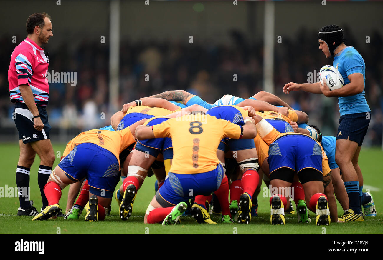 Schiedsrichter Romain Poite (links) sieht sich als Italiens Edoardo Gori an Bereitet sich darauf vor, die Kugel in ein Scrum zu füttern Stockfoto