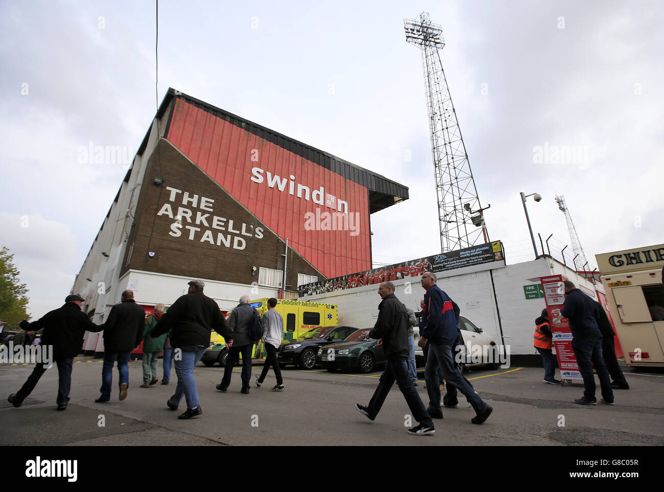 Fußball - Sky Bet League One - Swindon Town / Peterborough United - County Ground. Fans vor dem Spiel vor dem Arkell-Stand auf dem County Ground. Stockfoto