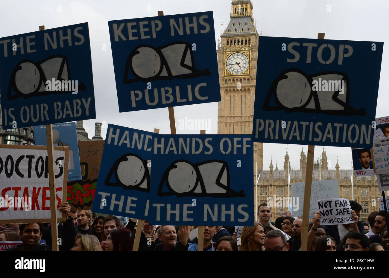 Demonstranten marschieren während der Kundgebung "Let's Save the NHS" durch den Parliament Square und protestieren in London gegen die Assistenzärzte. Stockfoto