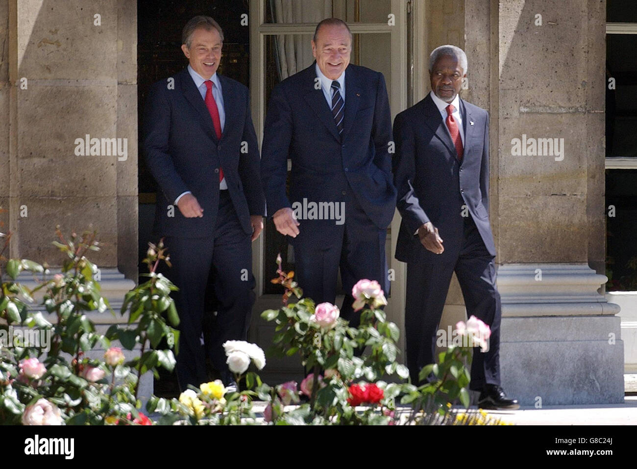 Der britische Premierminister Tony Blair (links) chattet mit dem französischen Präsidenten Jacques Chirac (Mitte) und dem Generalsekretär der Vereinten Nationen, Kofi Annan, während eines UN-Seminars, um den so genannten „globalen Pakt“ zwischen Wirtschaft und Politik hervorzuheben. Stockfoto