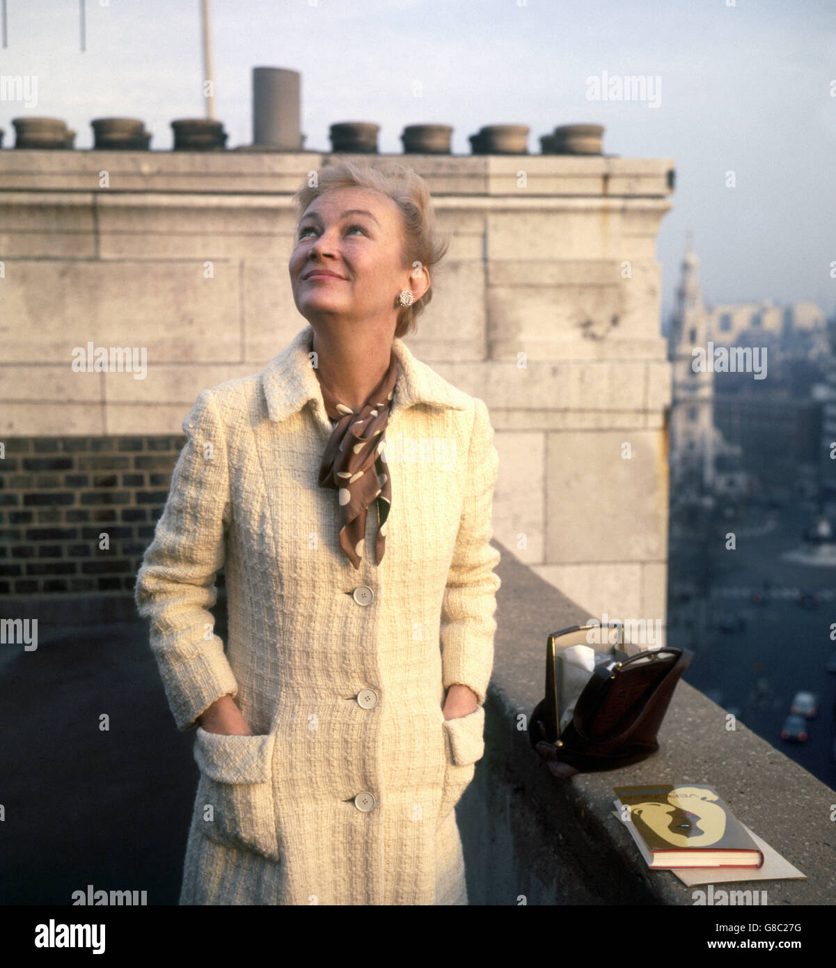 Amerika-Schauspielerin Veronica Lake auf einem Dach in London. Stockfoto