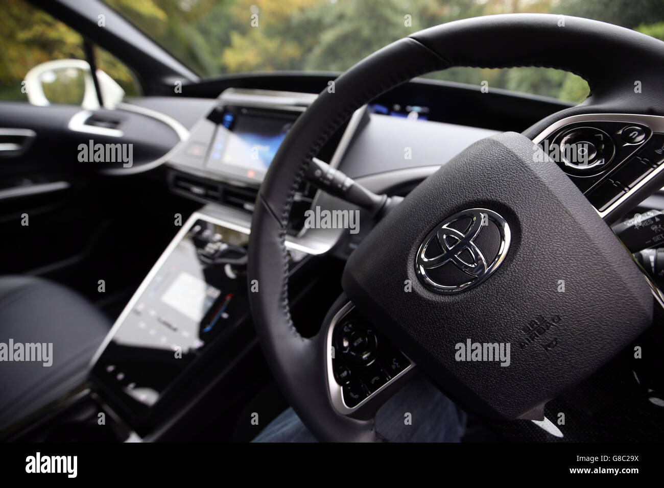 Das Armaturenbrett des ersten Serienfahrzeugs für Wasserstoff-Brennstoffzellen, des Toyota Mirai, durchläuft es in Denham, Buckinghamshire. Stockfoto