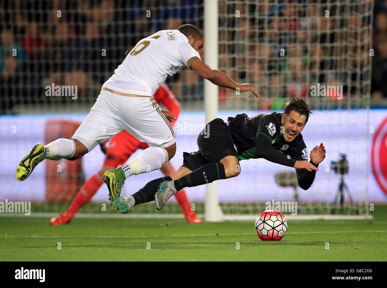 Fußball - Barclays Premier League - Swansea City / Stoke City - Liberty Stadium. Bojan Krkic von Stoke City wird nach einer Herausforderung von Ashley Williams, Swansea City, mit einer Strafe belohnt (links) Stockfoto