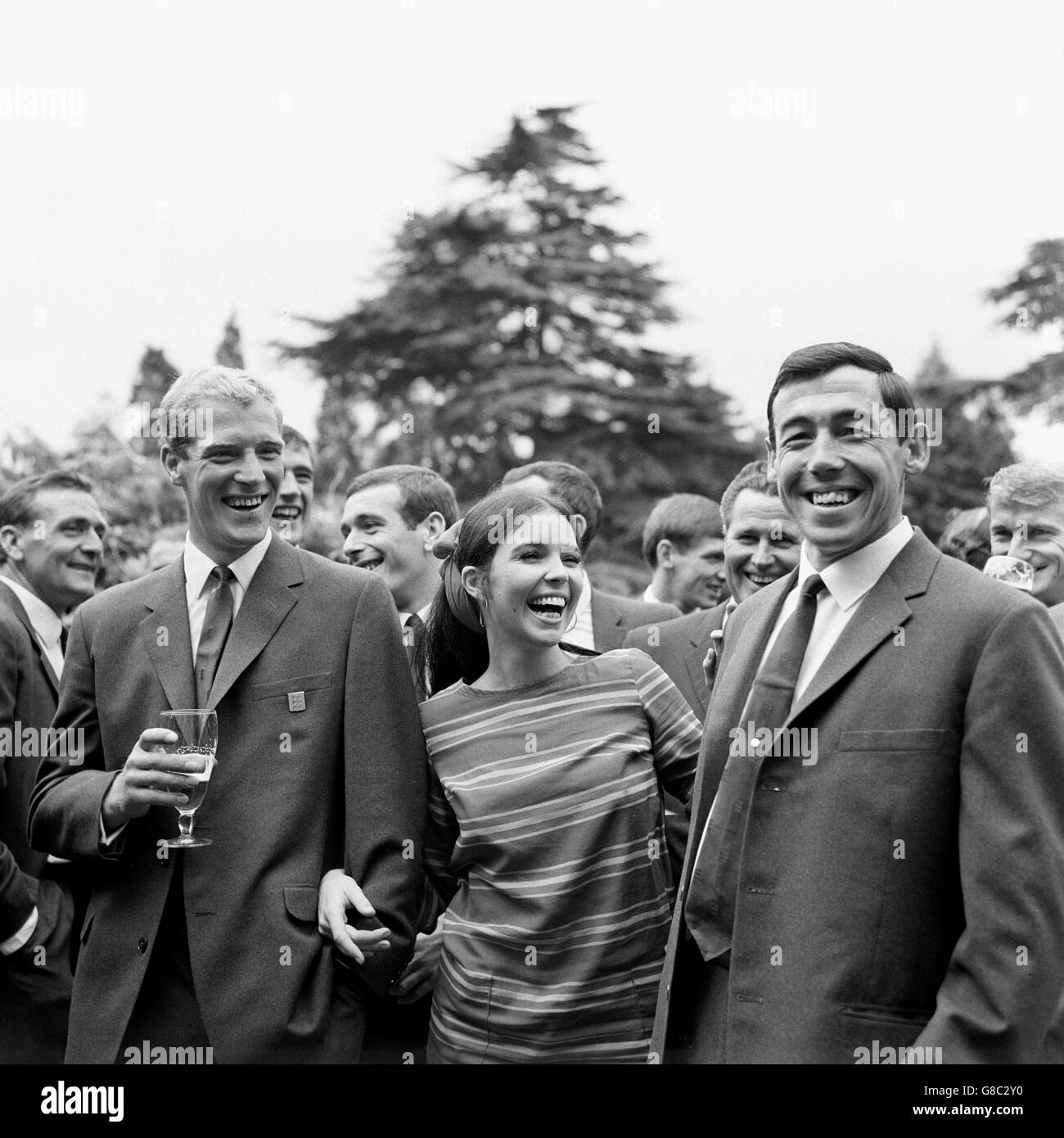 Fußball - Weltmeisterschaft England 1966 - England Squad Besucht Die Pinewood Studios. Die Engländer Ron Flowers (l) und Gordon Banks (r) teilen einen Witz mit der Schauspielerin Vivien Ventura (c) Stockfoto