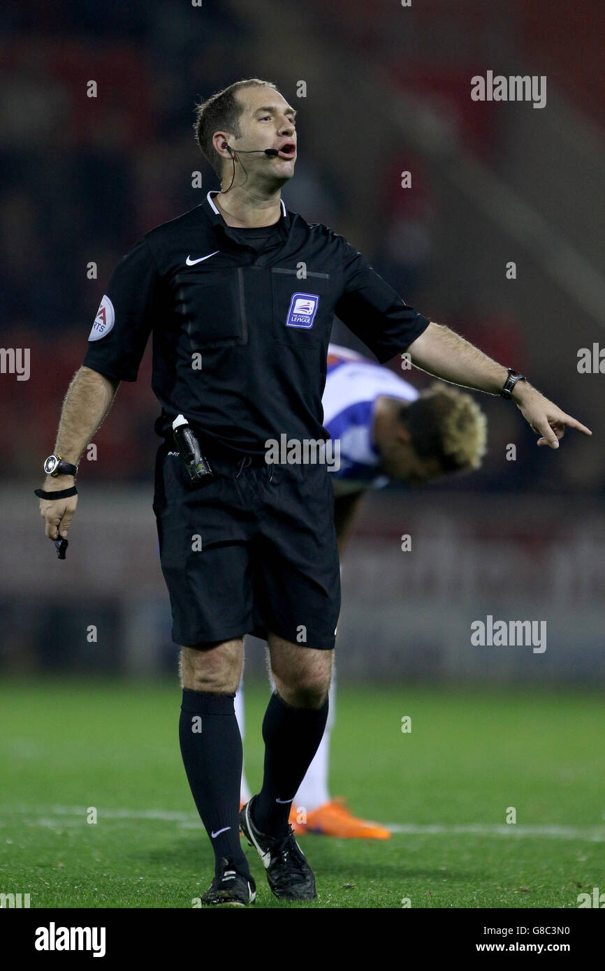 Fußball - Sky Bet Championship - Rotherham United gegen Reading - New York Stadium. Schiedsrichter Jeremy Simpson Stockfoto