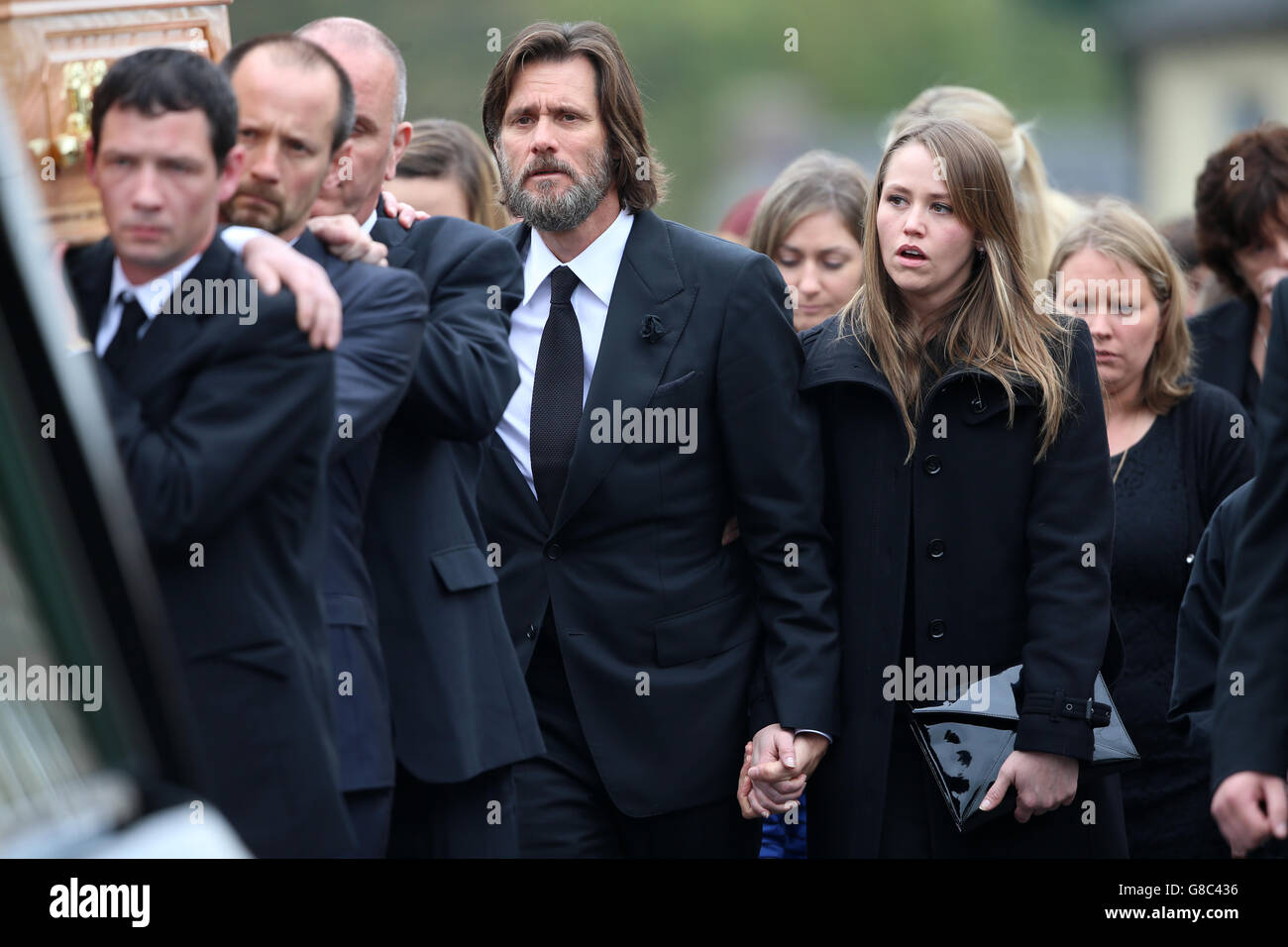 Jim Carrey schließt sich Trauernden hinter dem Sarg der Ex-Freundin