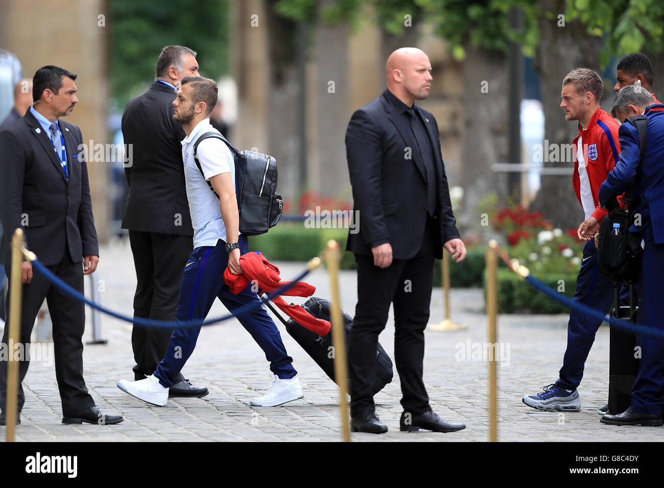 Englands Jack Wilshere, Jamie Vardy und Marcus Rashford (von links nach rechts) erreichen das Team Hotel in Chantilly, Frankreich. England schied in der Runde der 16 Phase der Europameisterschaft 2016 gestern Abend nach der Niederlage 2-1 gegen Island. Stockfoto