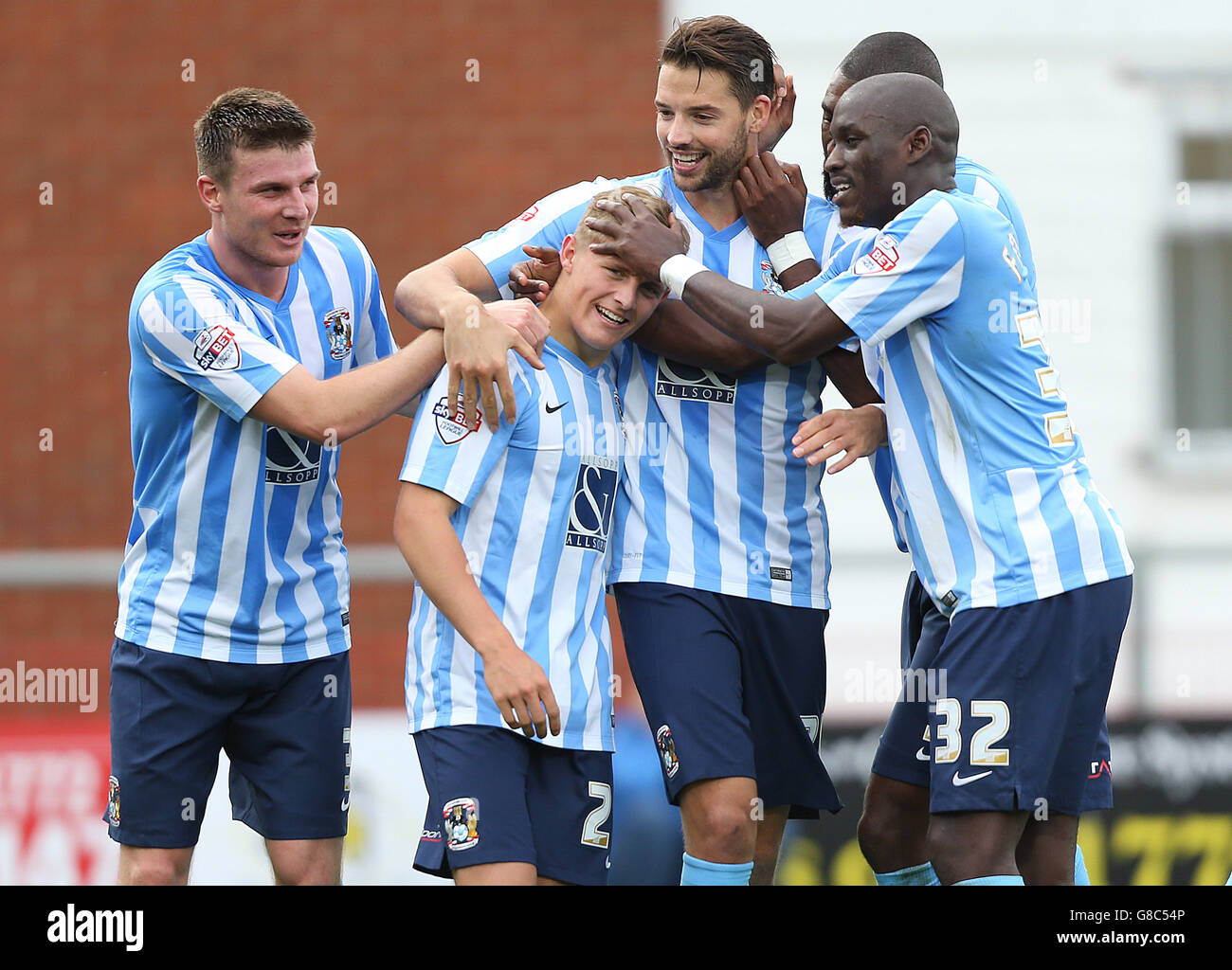 George Thomas von Coventry City feiert sein eigenes Ziel Schuss mit seinen Teamkollegen erstellt Stockfoto