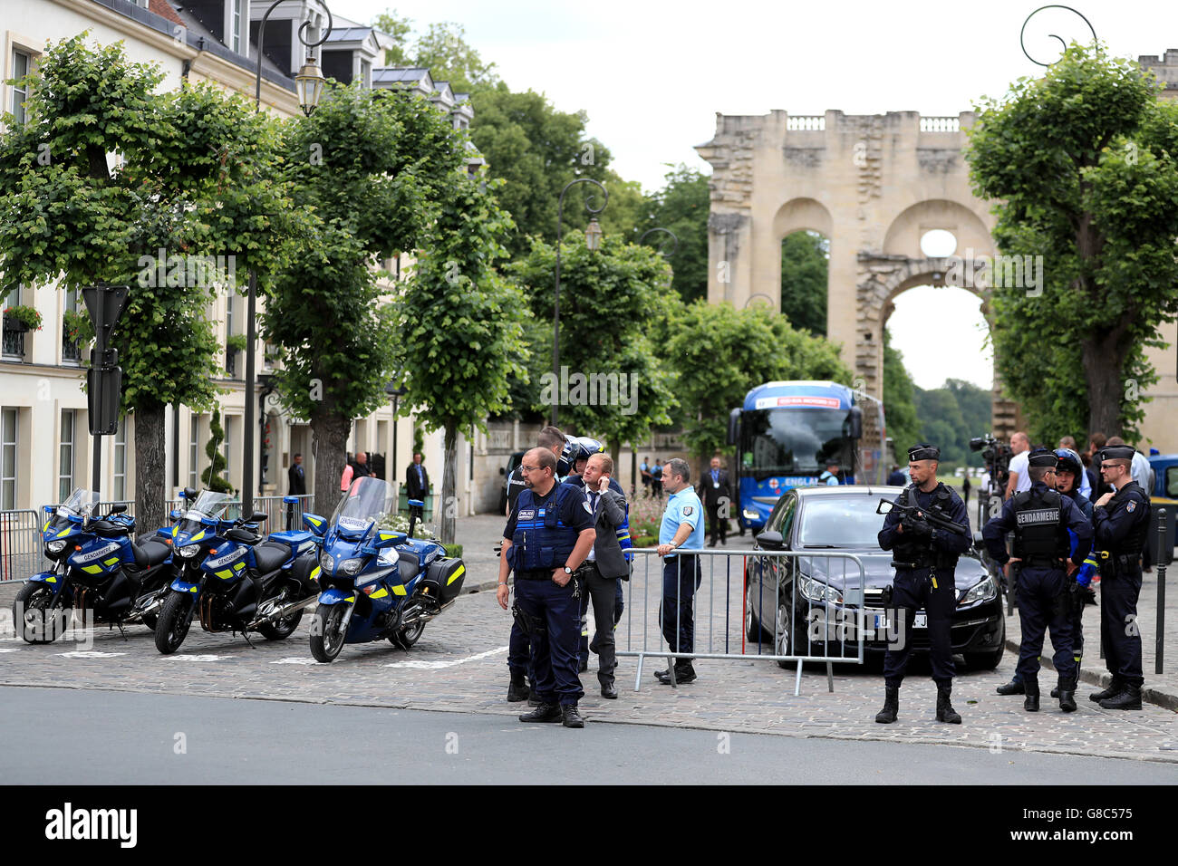 Schwere Sicherheitspräsenz als England kommen zurück ins Team-Hotel in Chantilly, Frankreich. England schied in der Runde der 16 Phase der Europameisterschaft 2016 gestern Abend nach der Niederlage 2-1 gegen Island. Stockfoto