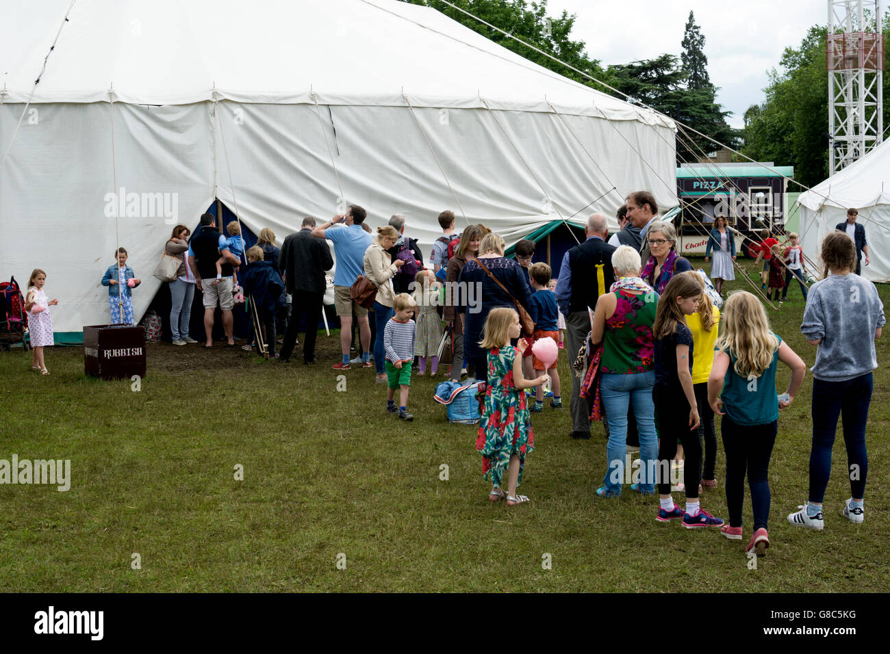 Menschen Schlange stehen am Giffords Zirkus, die Parks, Oxford, UK Stockfoto