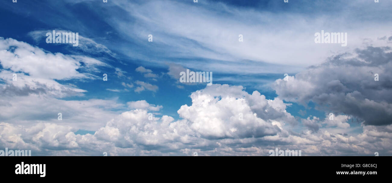 weiße flauschige Wolken am blauen Himmel Stockfoto