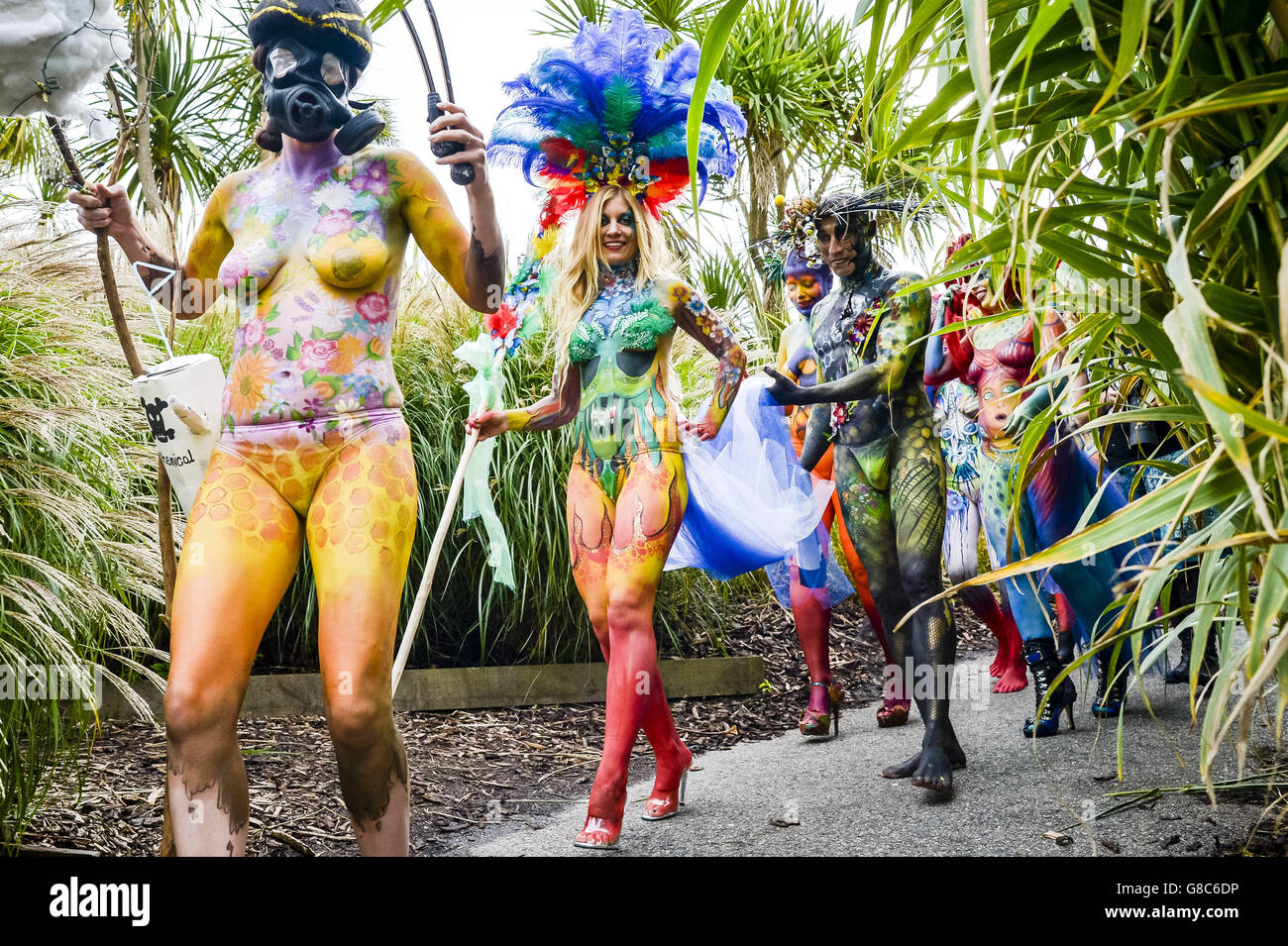 Während des zweitägigen BodyFactory International Body Painting Festivals im Eden Project, Cornwall, ziehen sich Models durch das Laub, während sie im Mittelmeer-Biom umziehen. Stockfoto