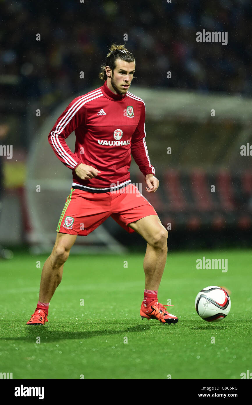 Gareth Bale aus Wales erwärmt sich vor dem EM-Qualifikationsspiel im Stadion Bilino Polje, Zeica, Bosnien. Stockfoto
