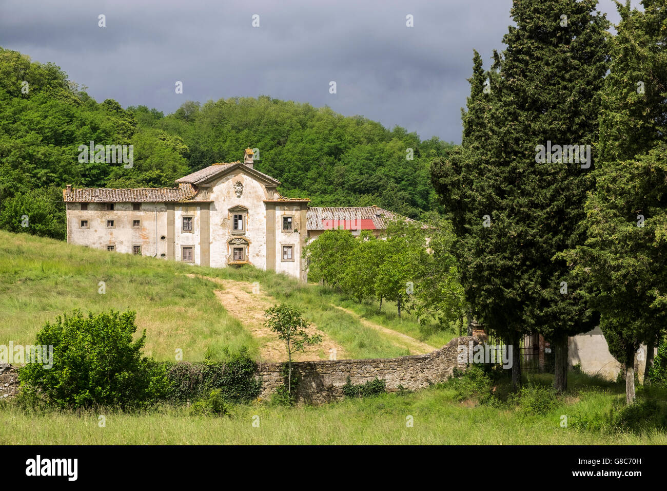 Alte verlassene Benediktiner Stiftung Gebäude in der Nähe von San Piero a Sieve, Toskana, Italien Stockfoto