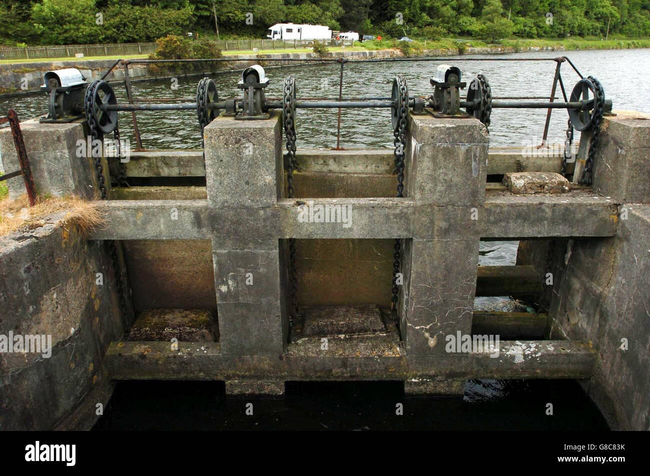 Ein LKW der Polizeitaucheinheit, der neben dem Victoria Dock geparkt ist, wo PSNI die Szene bewahren, in der ein mans-Körper in einem Auto entdeckt wurde, das im Newry-Kanal abgeladen wurde und möglicherweise die Überreste von Gareth O'Connor enthält, Der vor zwei Jahren verschwand, als er aufgrund der Aussetzung der Mitgliedschaft bei der Real IRA nicht am Bahnhof Dundalk Garda auftrat. Stockfoto