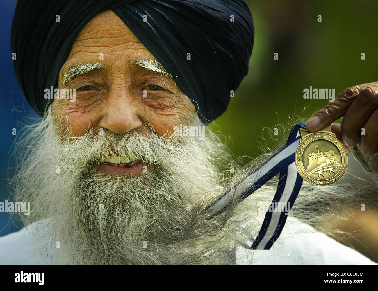 Fauja Singh, 94 Jahre alt, beendet den Edinburgh Marathon. Stockfoto