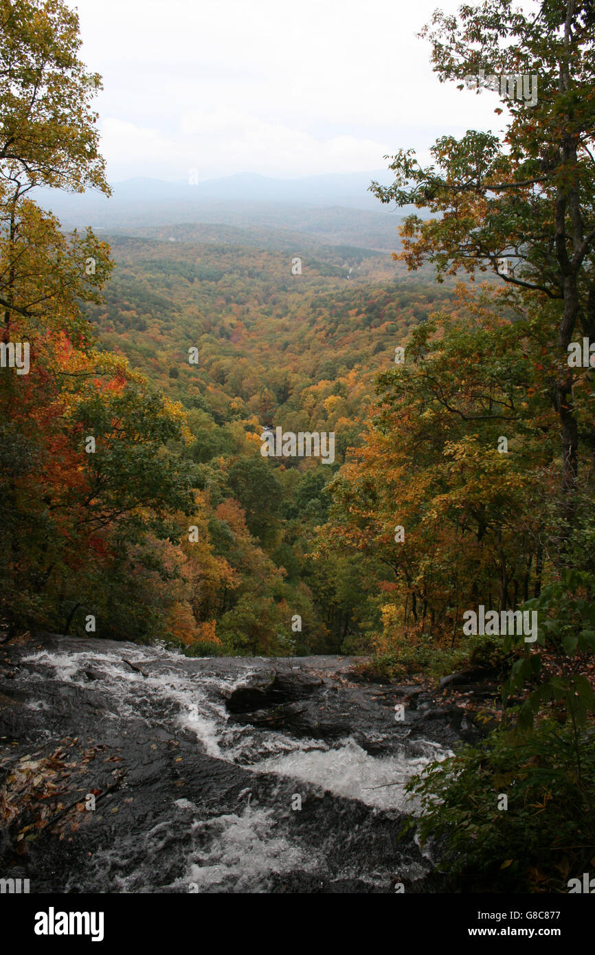 Blick auf Tal aus Spitze Amicalola Falls Stockfoto