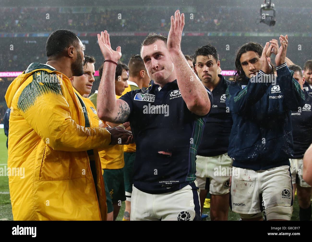 Schottlands Stuart Hogg (Mitte) applaudiert den Fans trotz seiner Dejektion nach dem letzten Pfiff des Rugby-WM-Spiels im Twickenham Stadium, London. Stockfoto