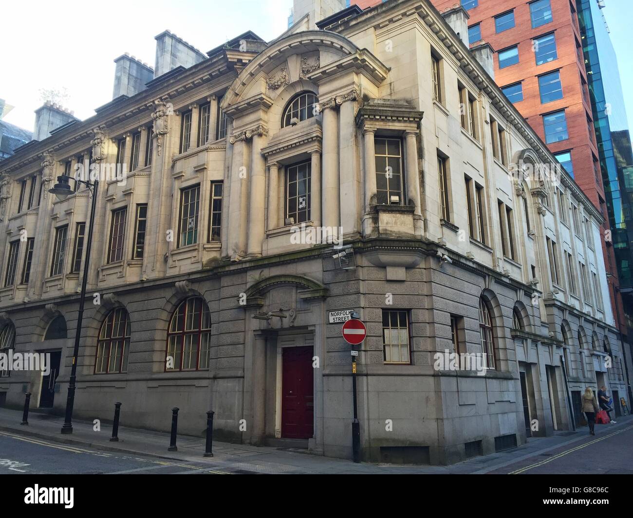Das alte Börsengebäude in der Norfolk Street in Manchester, wie der ehemalige Fußballspieler Gary Neville von Manchester United Berichten zufolge angeboten hat, eine Gruppe von Obdachlosen in dem Gebäude zu lassen, das er in ein Boutique-Hotel umwandeln will, für die Wintermonate. Stockfoto