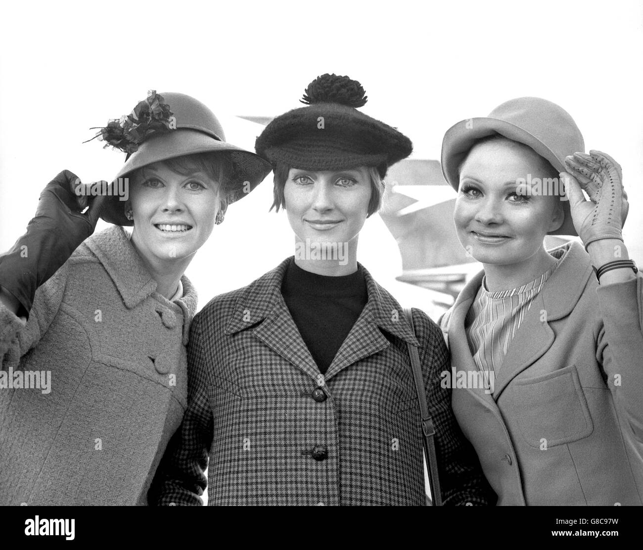 Modelle, die vom Flughafen London in den Fernen Osten fliegen, sind (l-r) Virginia Bird, Nicki Ross und Judy Gomm. Sie sollten die neueste britische Mode präsentieren. Stockfoto