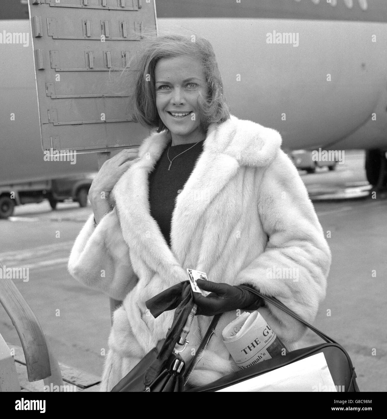 Film- und Fernsehschauspielerin Honor Blackman am Flughafen London, bevor sie nach Denver, Colorado, aufmacht, um einen Filmpreis zu erhalten. Stockfoto