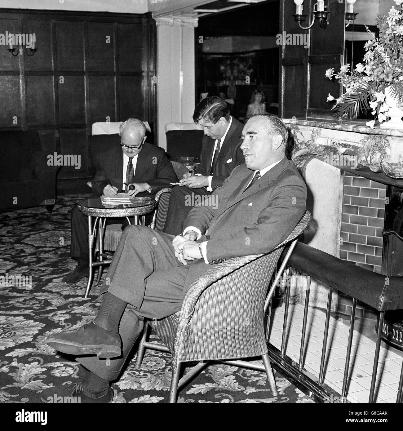 Fußball - Weltmeisterschaft England 1966 - England Pressekonferenz - Hendon Hall Hotel. England-Manager Alf Ramsey wiederholt selbstbewusst seine Überzeugung, dass England die Weltmeisterschaft gewinnen wird Stockfoto