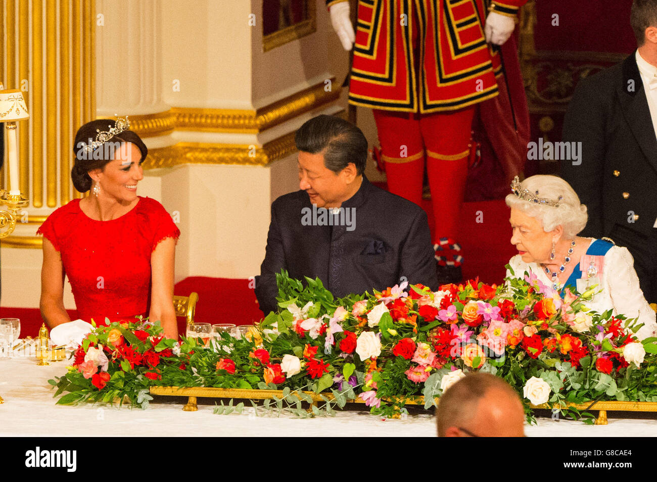 Der chinesische Präsident Xi Jinping mit der Herzogin von Cambridge und Königin Elizabeth II. Bei einem Staatsbankett im Buckingham Palace, London, am ersten Tag seines Staatsbesuchs in Großbritannien. Stockfoto