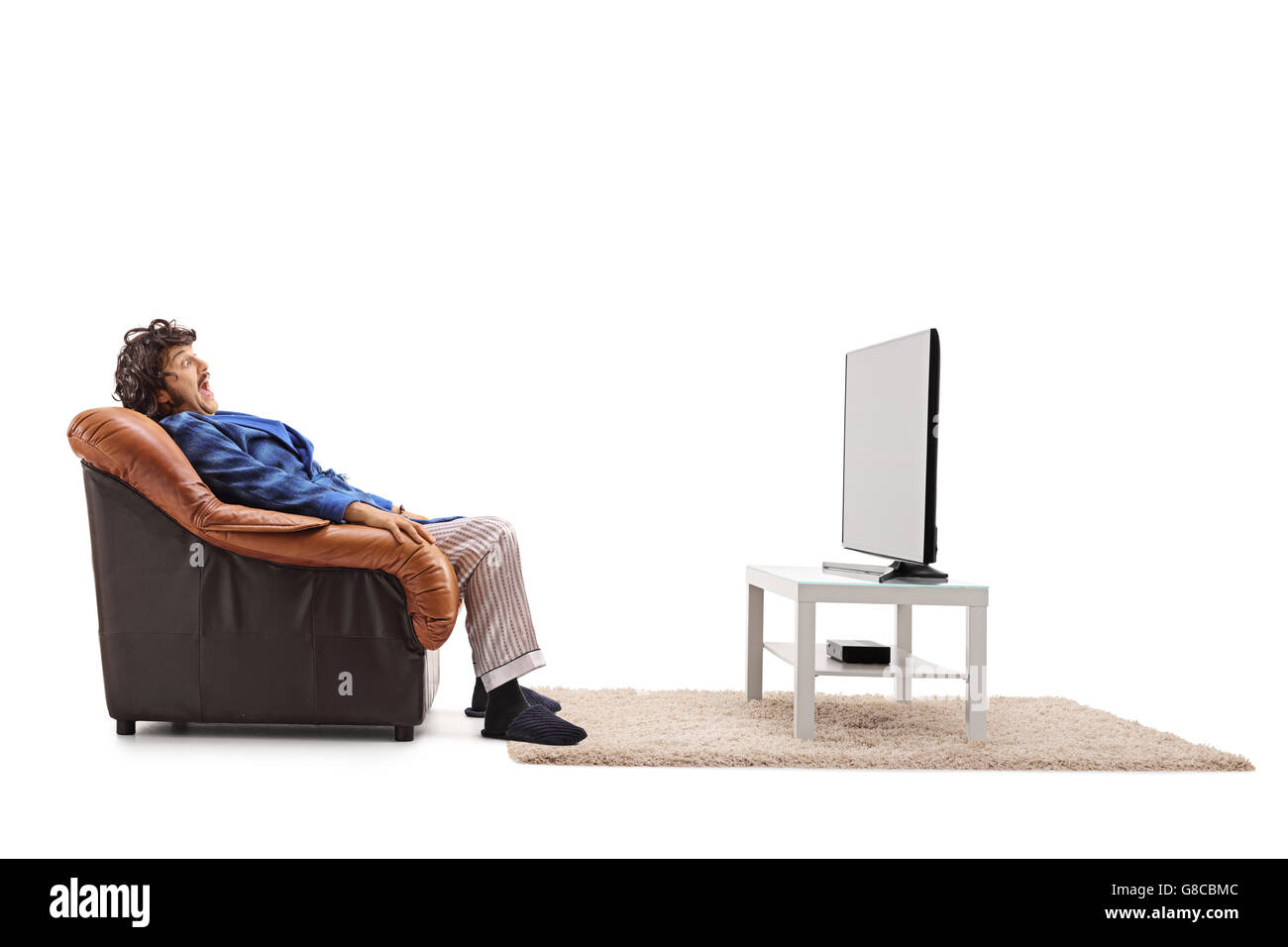 Angst vor Menschen, die gerade einen Horrorfilm im Fernsehen sitzt in einem Sessel isoliert auf weißem Hintergrund Stockfoto