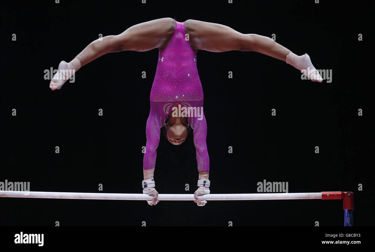 Gymnastik - Weltmeisterschaften 2015 - Tag zwei - das SSE Hydro. Die US-Amerikanerin Gabrielle Douglas tritt am zweiten Tag der Weltmeisterschaften im Gymnastik-Bereich 2015 beim SSE Hydro, Glasgow, auf den parallelen Barren an. Stockfoto