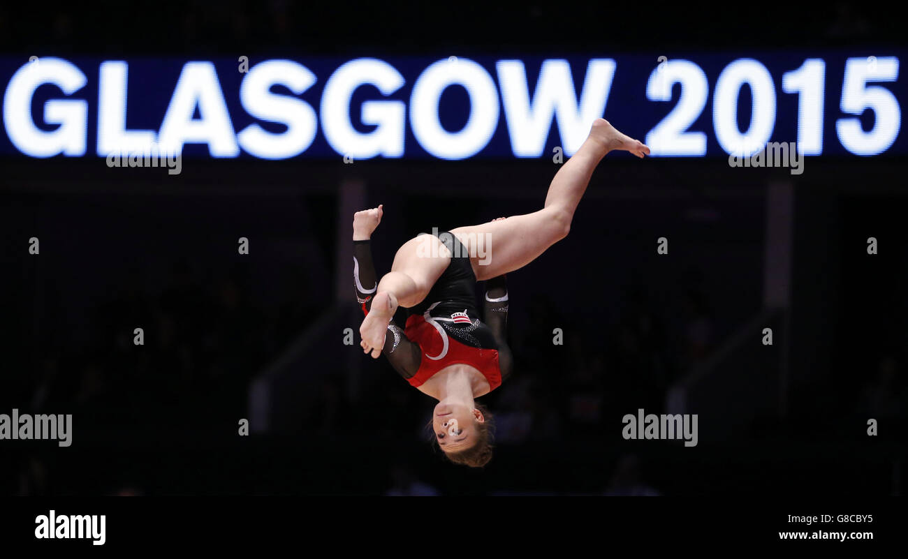 Gymnastik - Weltmeisterschaften 2015 - Tag zwei - das SSE Hydro. Die lettische Alina Circene tritt am zweiten Tag der Weltmeisterschaften 2015 beim SSE Hydro in Glasgow am Balance Beam an. Stockfoto