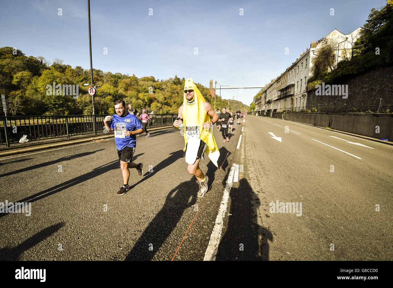 Ein Läufer, der als Bananna gekleidet ist, joggt entlang der Avon Gorge, während Tausende von Läufern beim ersten Bristol & Bath Marathon gegeneinander antreten. Stockfoto
