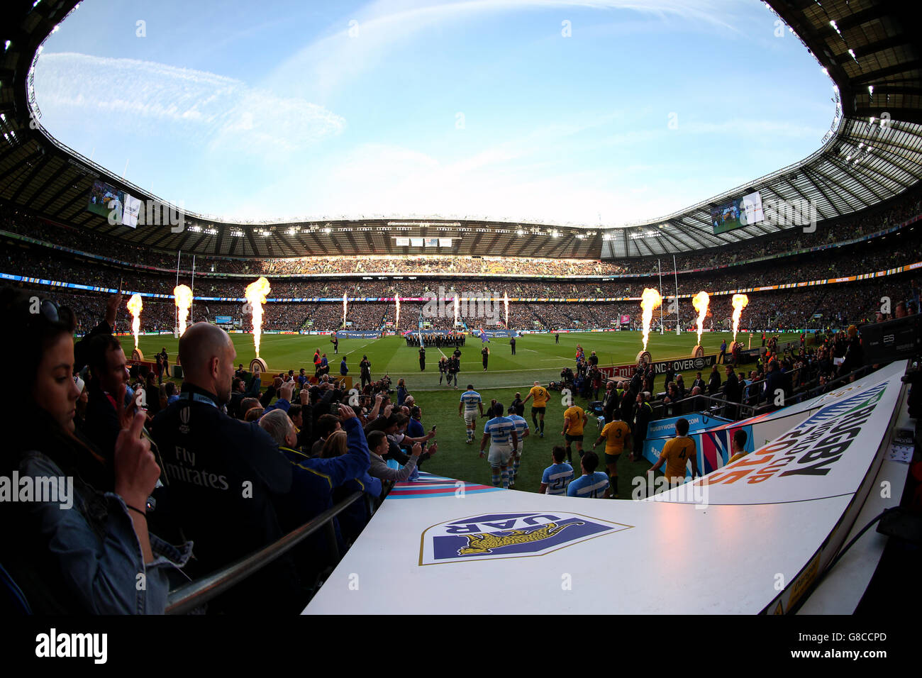 Australien und Argentinien Spieler gehen vor dem Spiel während der Rugby-Weltmeisterschaft, Halbfinale im Twickenham Stadium, London. Stockfoto