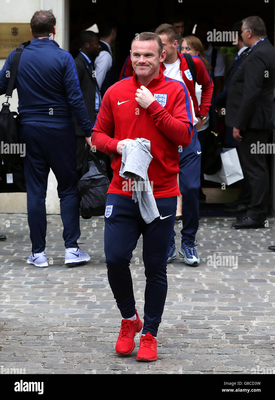 Kapitän der englischen Nationalmannschaft Wayne Rooney fährt vom Team Hotel in Chantilly, Frankreich. England schied in der Runde der 16 Phase der Europameisterschaft 2016 gestern Abend nach der Niederlage 2-1 gegen Island. Stockfoto