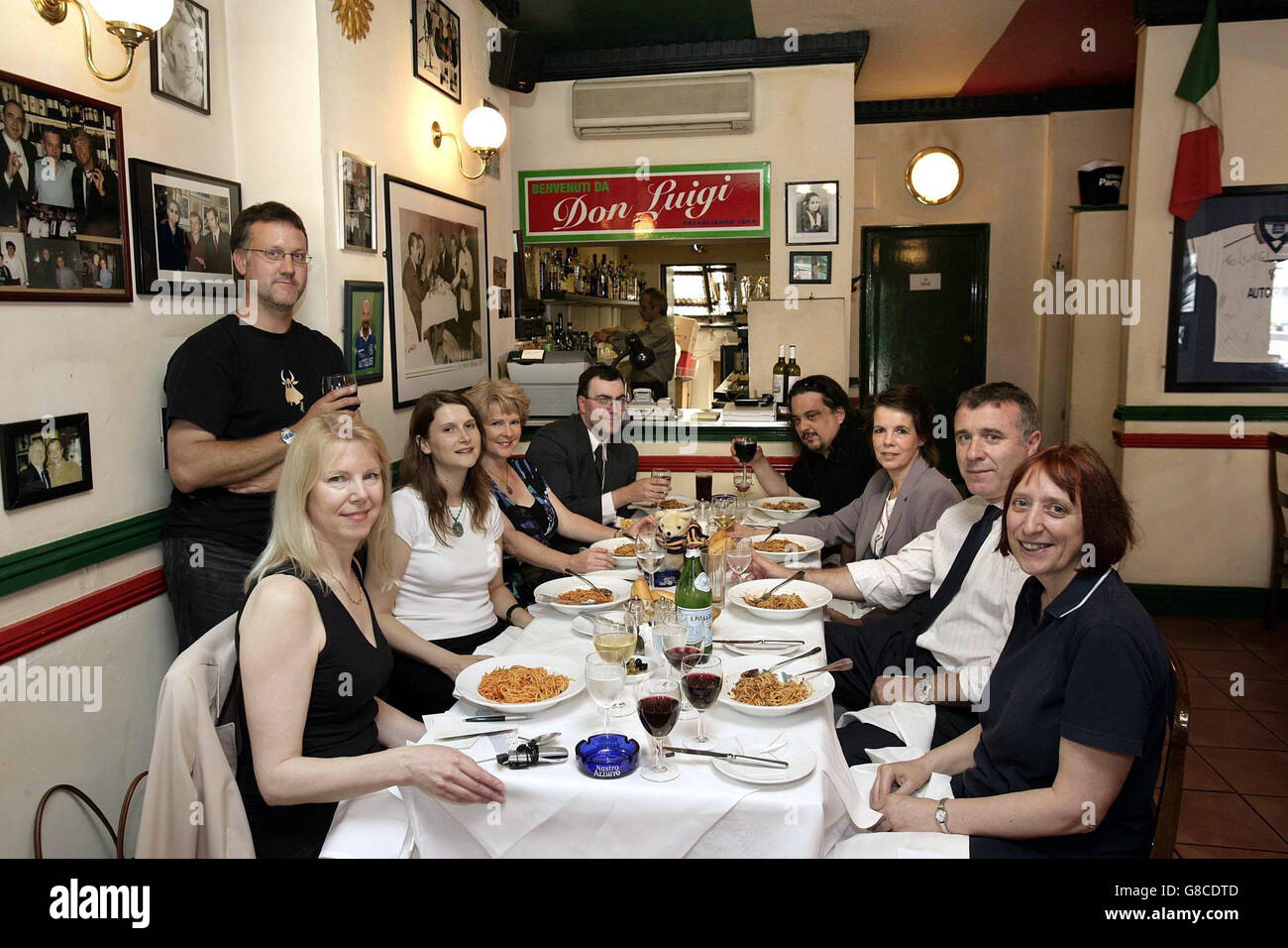 Der Mitbegründer von Friends hat Steve Pankhurst (stehend) und einige ehemalige Studenten aus Hull wiedervereint, die im Restaurant 'Don Luigi' in einige 'Spag Bol' eintauchen wollen, nachdem eine von Friends Reunited veröffentlichte Umfrage ergab, dass Hull die freundlichste Universität Großbritanniens ist, während 'Spag bol' sich als Großbritanniens Top-Undergraduate-Mahlzeit herausstellte. Geschichtsstudenten haben das beste Liebesleben, und Lager und Geister gebunden fast Hals und Hals als die Lieblings-"uni booze". Stockfoto