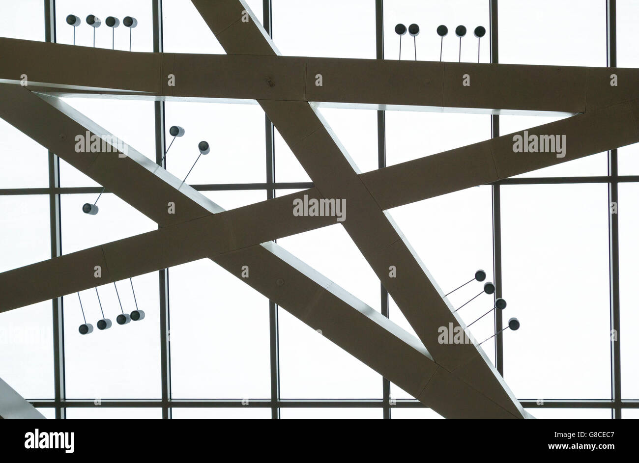 Berlin, Deutschland. Innenraum des jüdischen Museums, des Architekten Daniel Libeskind (1999) - Detail der Hof Dachkonstruktion Stockfoto