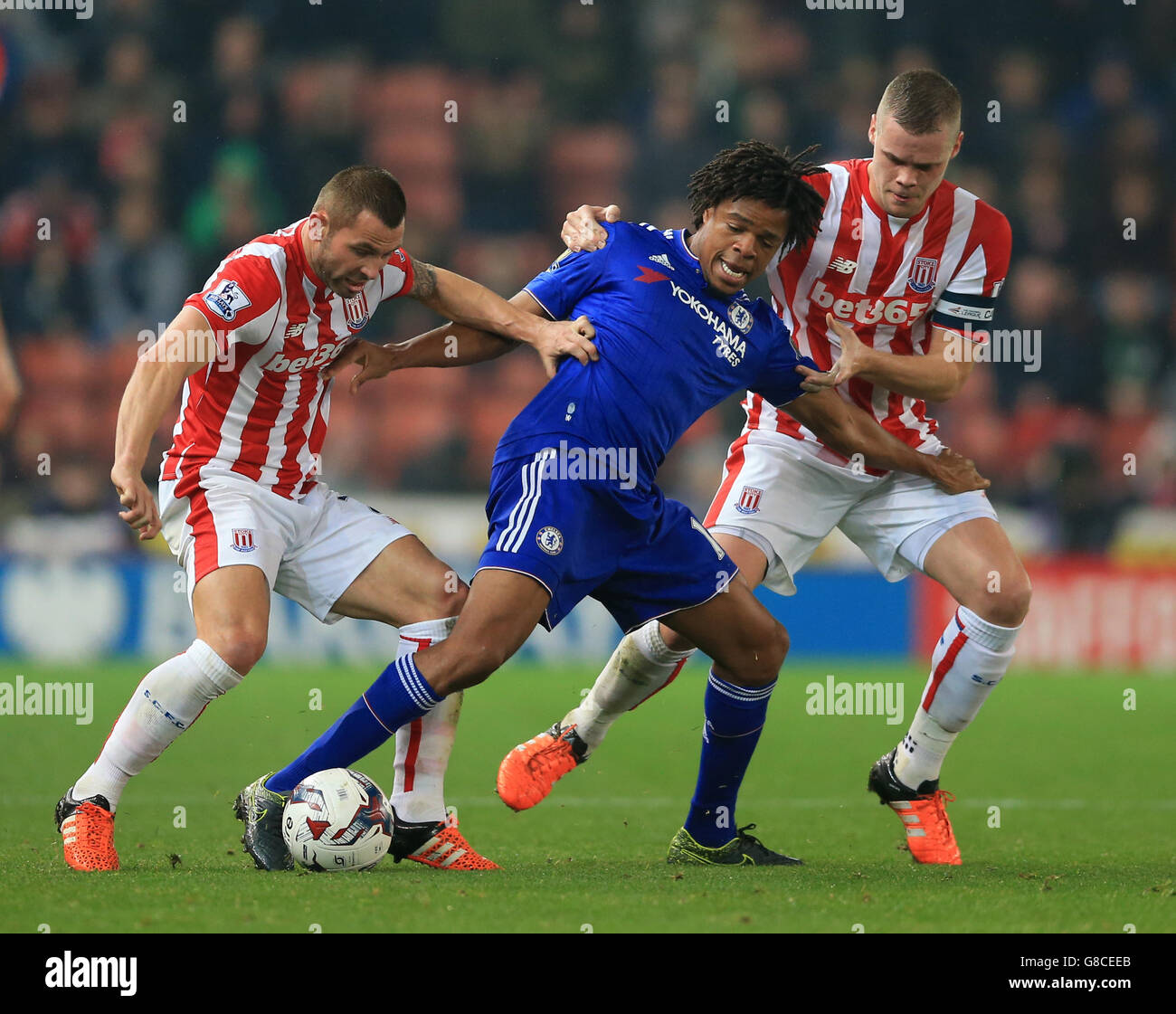 Phillip Bardsley von Stoke City (links) und Ryan Shawcross (rechts) kämpfen gegen Loic Remy von Chelsea (Mitte) um den Ball. Stockfoto