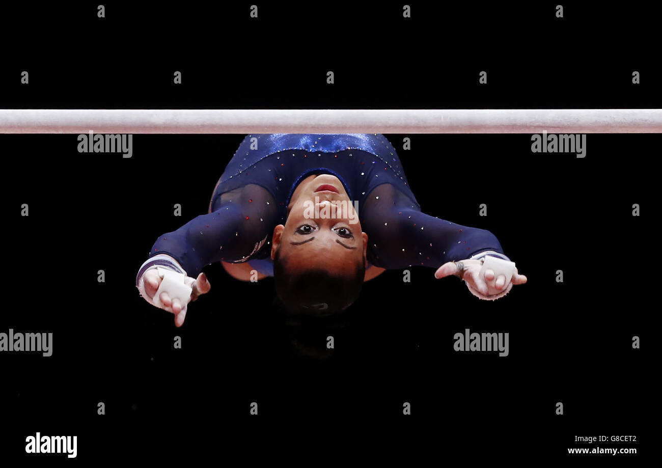 Die britische Rebecca Downie tritt am fünften Tag der Weltmeisterschaften 2015 beim SSE Hydro in Glasgow an den unebenen Riegel an. Stockfoto