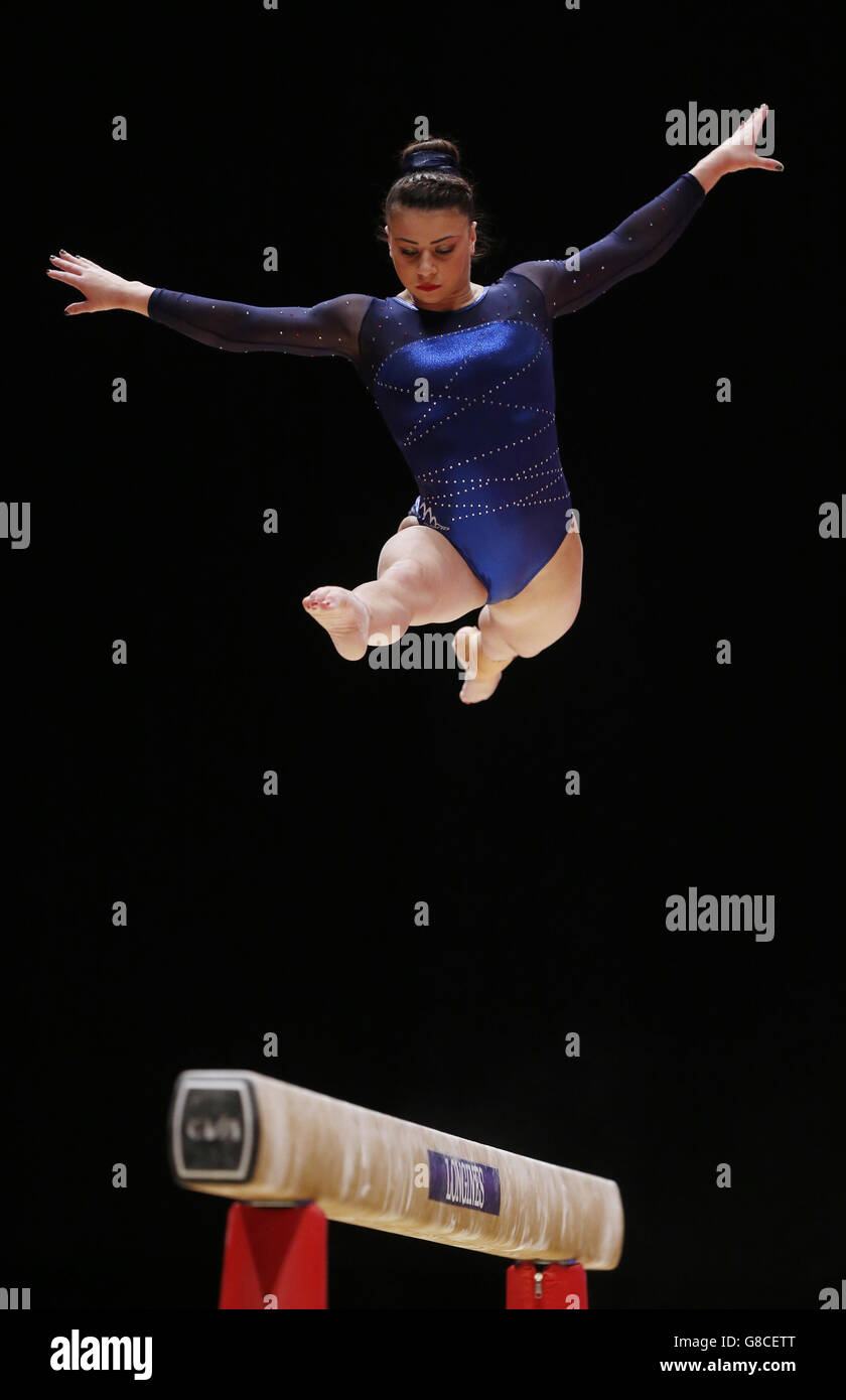 Die britische Claudia Fragapane tritt am fünften Tag der Weltmeisterschaften 2015 beim SSE Hydro in Glasgow am Balance Beam an. Stockfoto