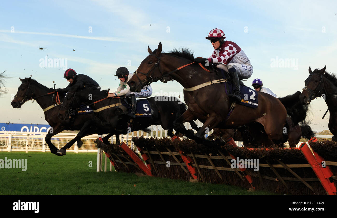 Der spätere Gewinner der William Hill Handicap-Hürde Nabucco mit Aidan Coleman (ganz links) springt während des Halloween-Renntages auf der Ascot Racecourse, Berkshire. DRÜCKEN SIE VERBANDSFOTO. Bilddatum: Samstag, 31. Oktober 2015. Siehe PA Story RACING Ascot. Das Foto sollte lauten: John Walton/PA Wire. Stockfoto