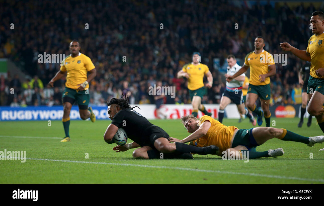 Der Neuseeländer Ma'a Nonu punktet beim Rugby-Weltcup-Finale in Twickenham, London, beim zweiten Versuch seiner Seite. Stockfoto