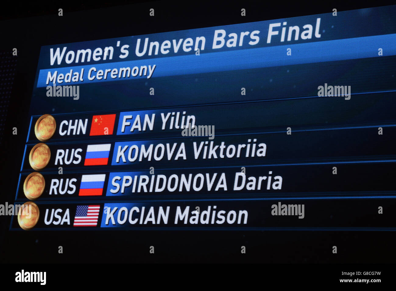 Vier Turnerinnen holten sich das Gold, nachdem sie im Women's Uneven Bars Final genau die gleiche Punktzahl erreicht hatten, Yilin Fan aus China, Viktoriia Komova aus Russland, Daria Spriridonova aus Russland und Madison Kocian aus den USA am neunten Tag der Weltmeisterschaften 2015 im SSE Hydro in Glasgow. Stockfoto